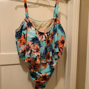 Catherine’s NWOT floral 1 pc swimsuit w/adjustable straps and built in bra 32W